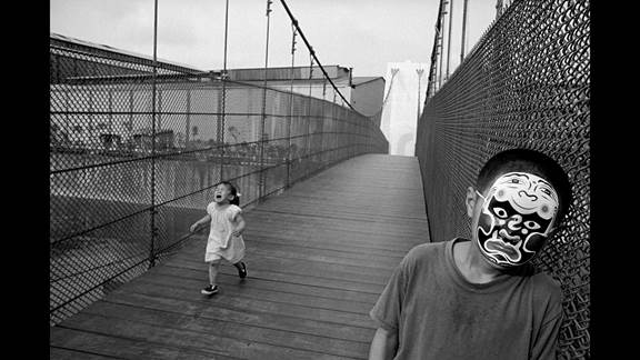 說明: Macintosh HD:Users:chendong:Desktop:張乾琦 工作坊:工作坊:官方作品:中文圖說:不存在的戰(zhàn)爭:6. 張乾琦，“不存在的戰(zhàn)爭”視頻截圖，2017.jpg