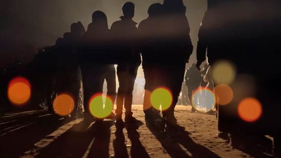 說明: Macintosh HD:Users:chendong:Desktop:張乾琦 工作坊:工作坊:官方作品:中文圖說:AZMA:5. 張乾琦，“AZMA”視頻截圖，2017 .jpg