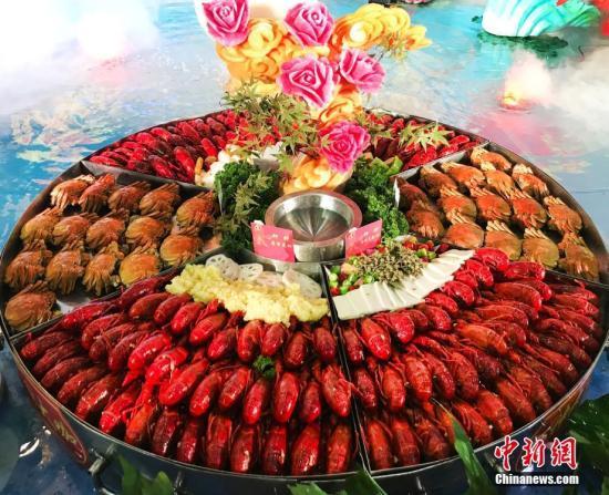 小龍蝦橫行德國(guó)柏林 政府鼓勵(lì)吃貨們大快朵頤！