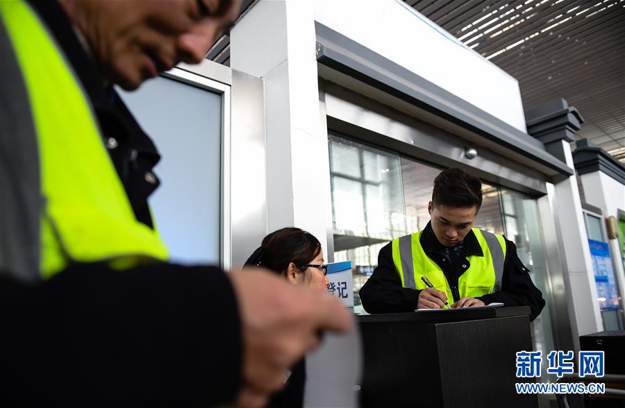 （關注春運·圖片故事）（3） 奔跑吧！高鐵送餐小哥