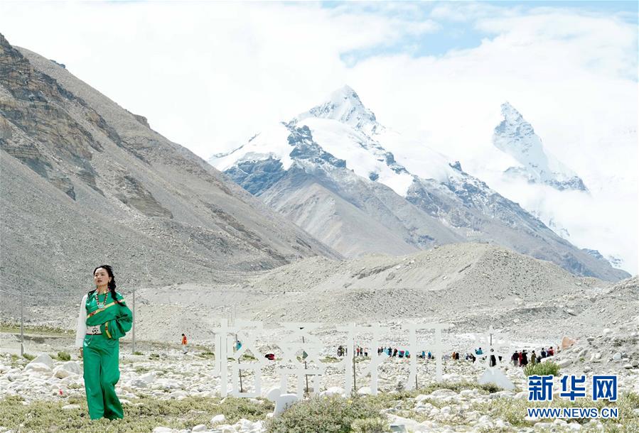 （文化）（5）“格?；ㄩ_”西藏民族服飾秀亮相珠峰大本營