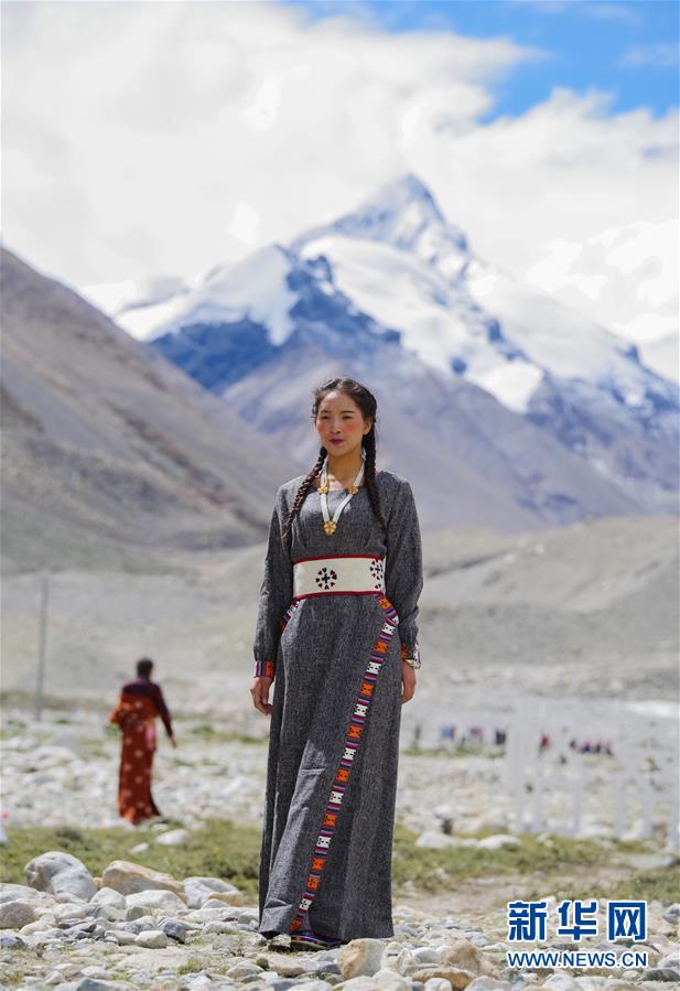 （文化）（3）“格?；ㄩ_”西藏民族服飾秀亮相珠峰大本營