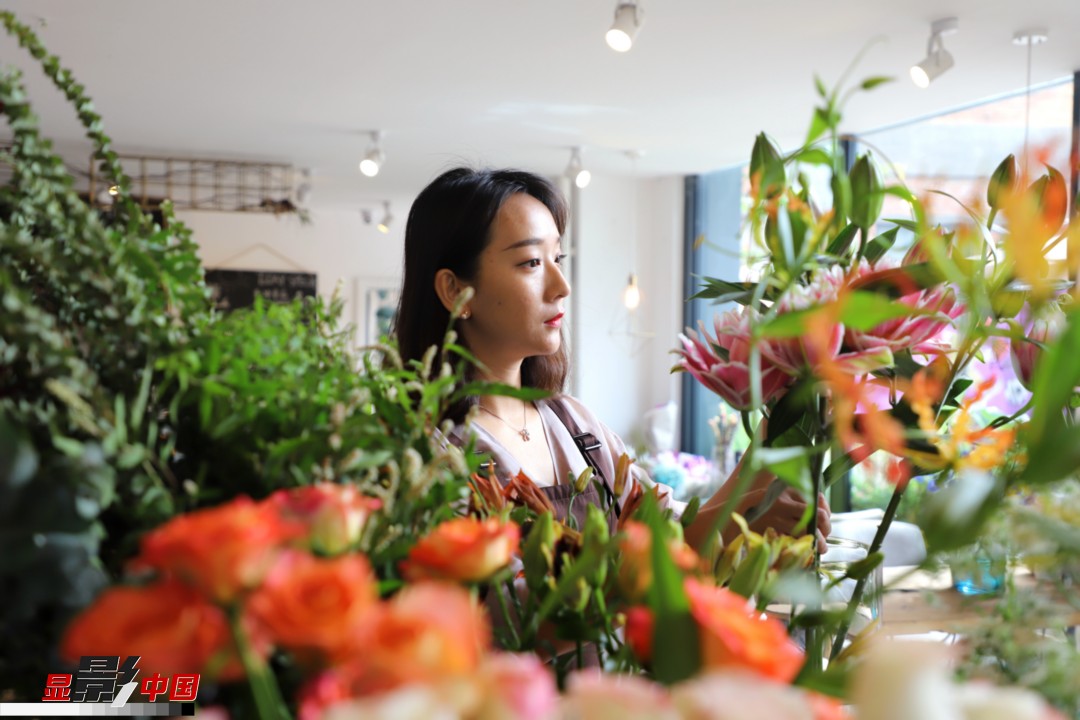 每天和花打交道是一個幸福的職業(yè)，但同時也充滿壓力和挑戰(zhàn)，“花在呈現(xiàn)給客人的那一瞬間是美好的，但前面的每一個步驟都是很辛苦的。”王黎媛說，花藝是最原始的手工藝產(chǎn)品，沒有辦法機械化、流程化和規(guī)?；仨氁秒p手一點點地賦予其生命和美感。圖為王黎媛在挑選制作花束的鮮花。新華網(wǎng) 周亞平/攝 念新洪/文